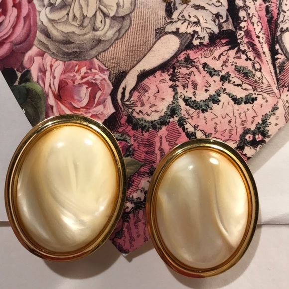 Jewelry - ♥️🎼Clip on earrings pearl tone in gold tone setting